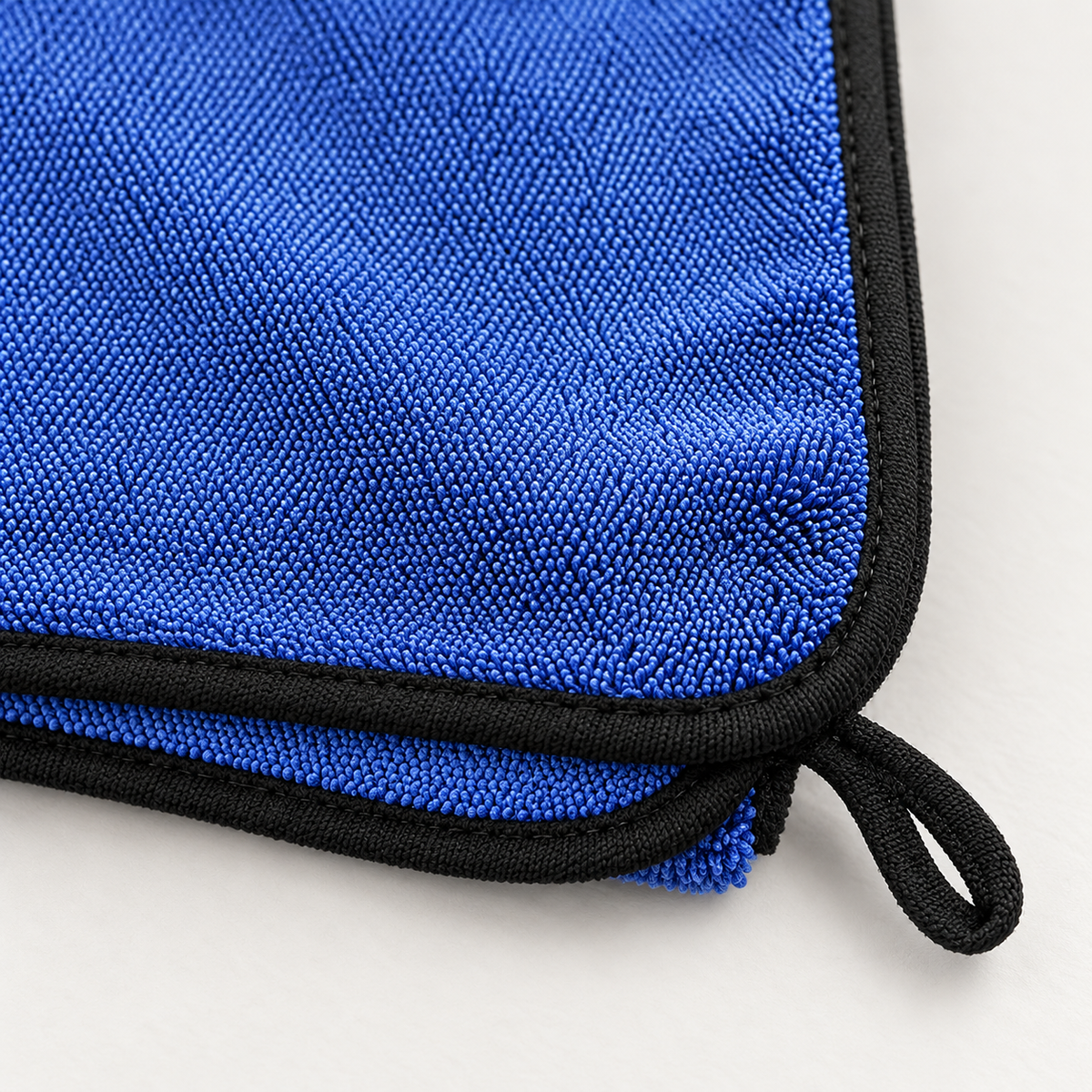 Détail de la boucle et de la bordure du chiffon bleu